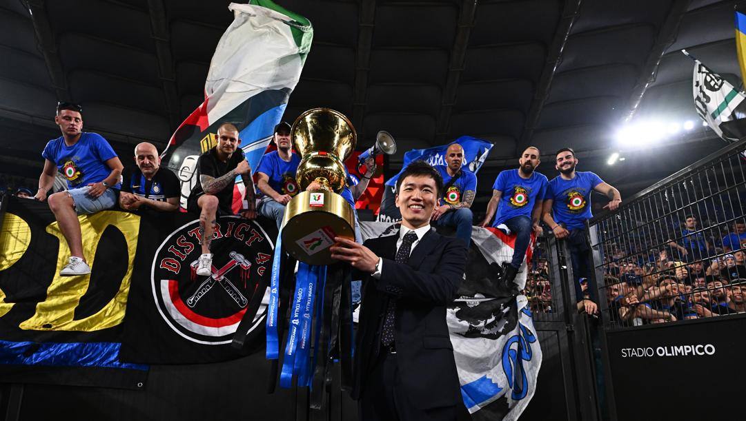 Steven Zhang in posa sotto la curva dell'Inter con la Coppa Italia conquistata all'Olimpico contro la Juventus - Getty Images 