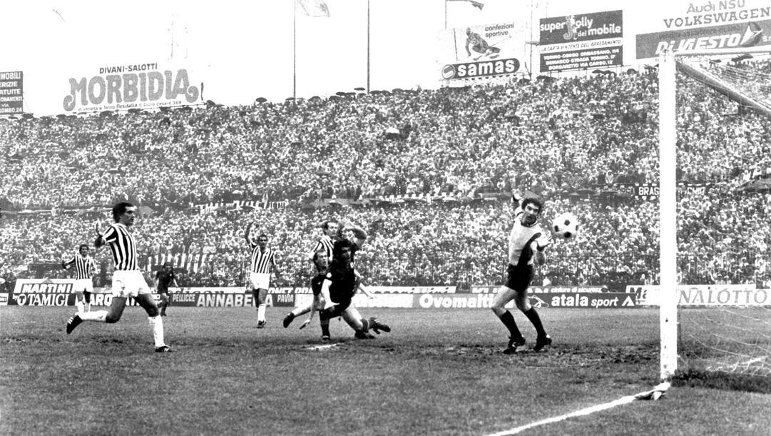 Juventus-Roma del 10 maggio 1981, Turone segna per i giallorossi. La rete viene annullata dall'arbitro Bergamo per fuorigioco. 
