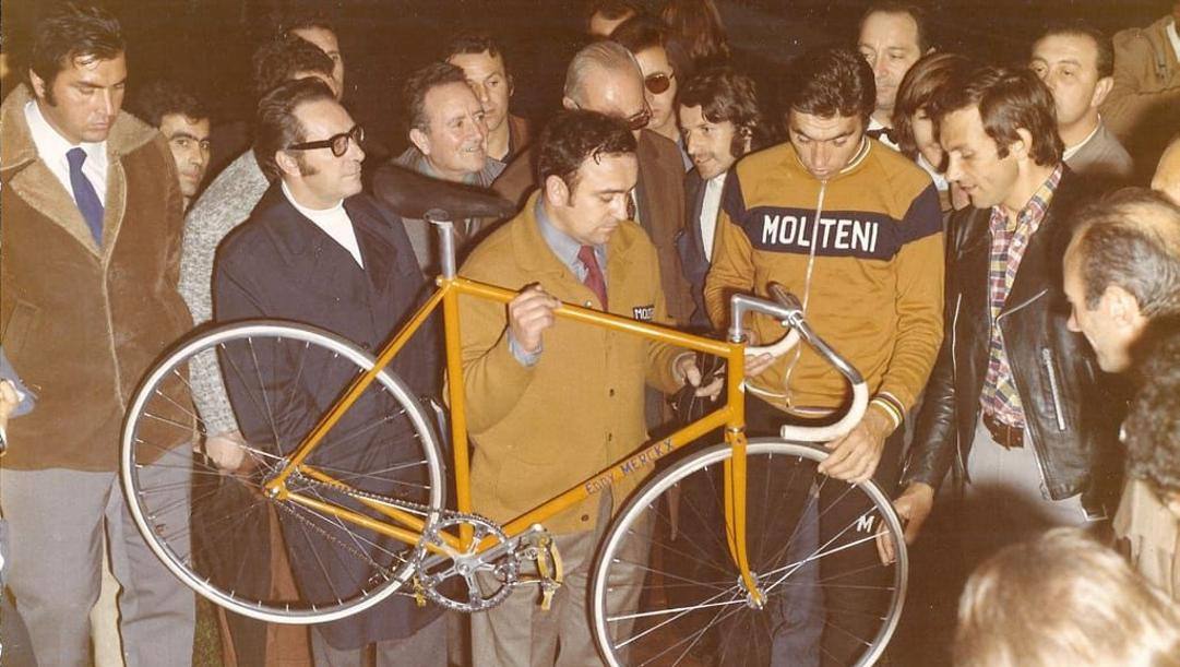 Eddy Merckx con Ernesto Colnago e la bici speciale 