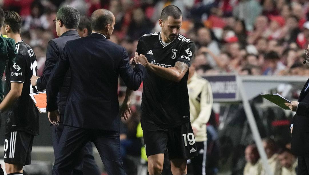 Leonardo Bonucci all'uscita dal campo con Massimiliano Allegri. Lapresse 