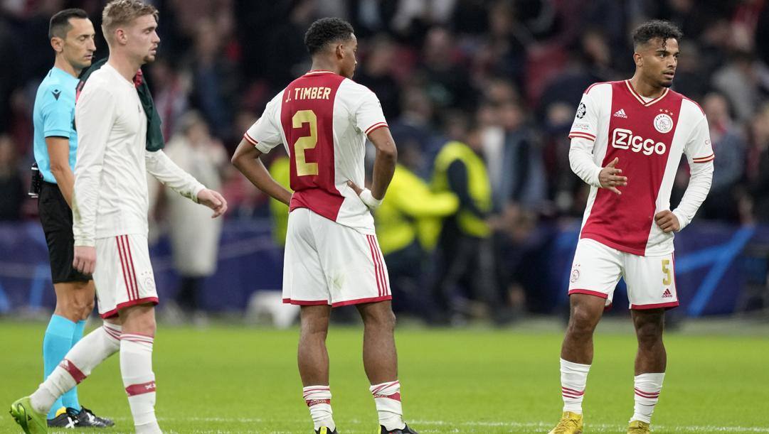 Lo sconforto dell'Ajax al termine di Ajax-Liverpool 0-3. Ap 