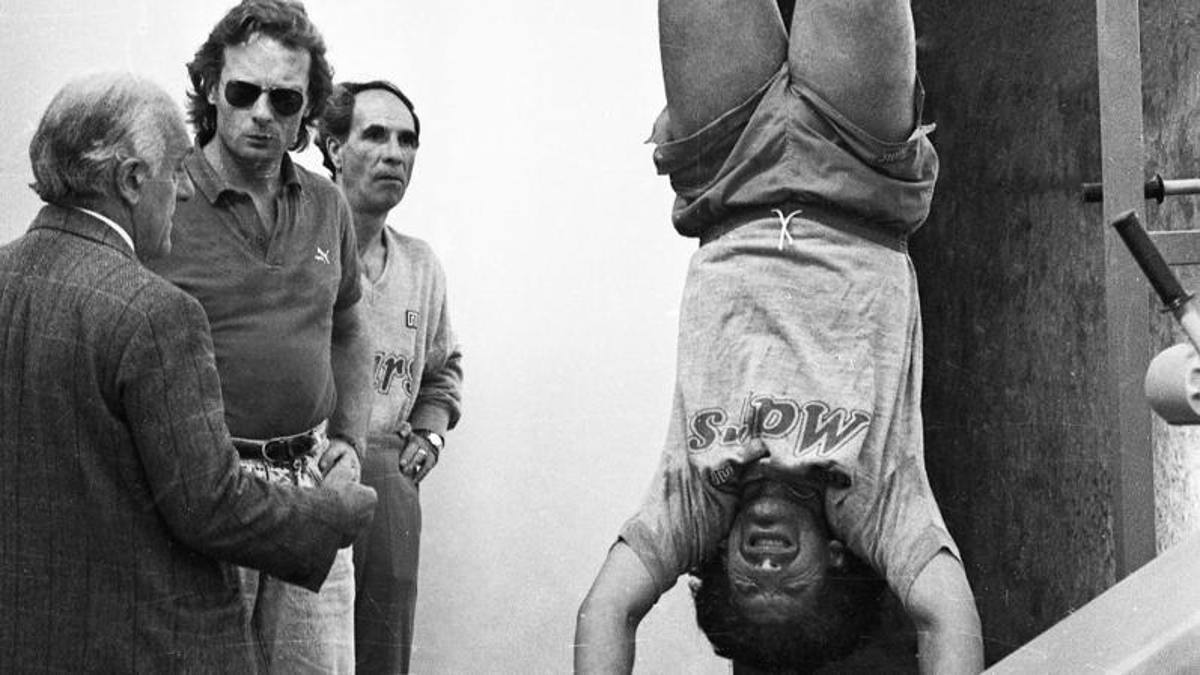 Nápoles, el dolor de espalda de Kvaratsekhelia: Maradona lo puso patas arriba Nápoles, el dolor de espalda de Kvaratsekhelia: Maradona lo puso patas arriba