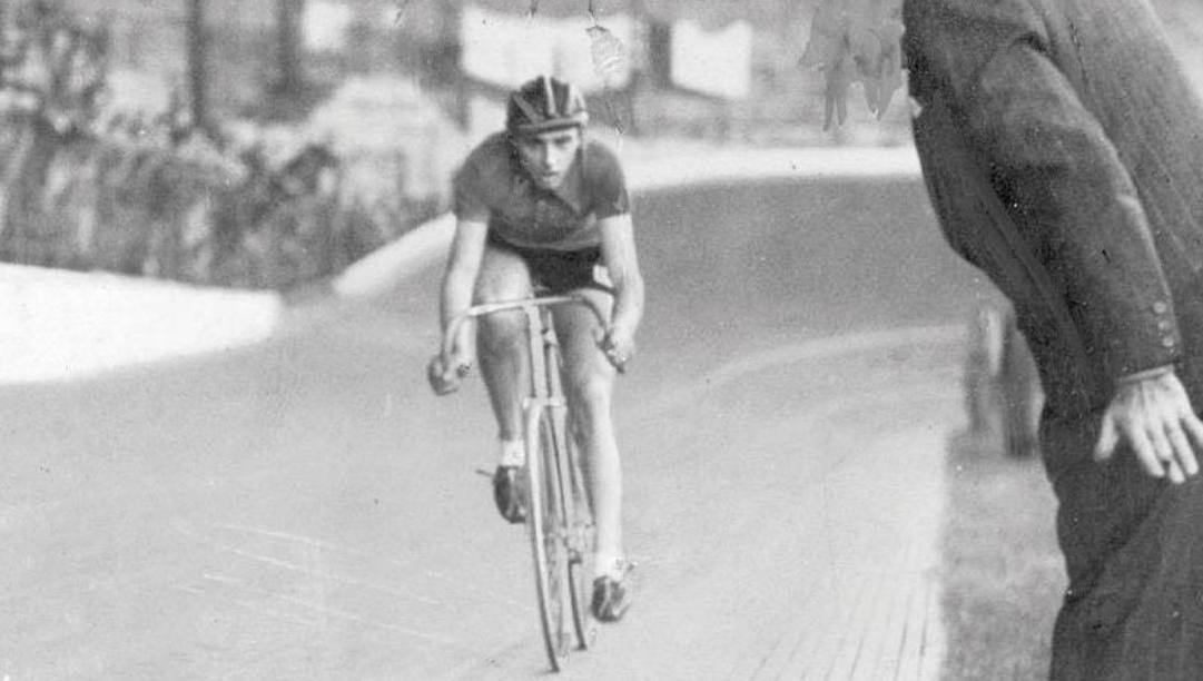 Il Campionissimo Fausto Coppi, 23 anni,  in azione al Vigorelli di Milano 