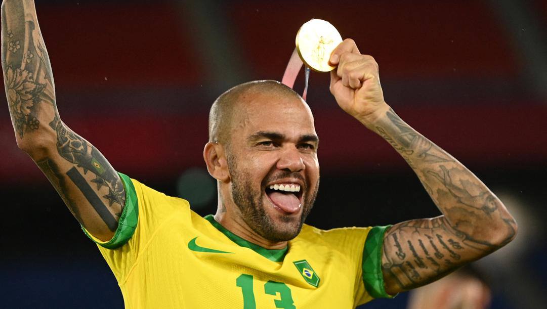 Dani Alves con l'oro olimpico di Tokyo 2020. Afp 