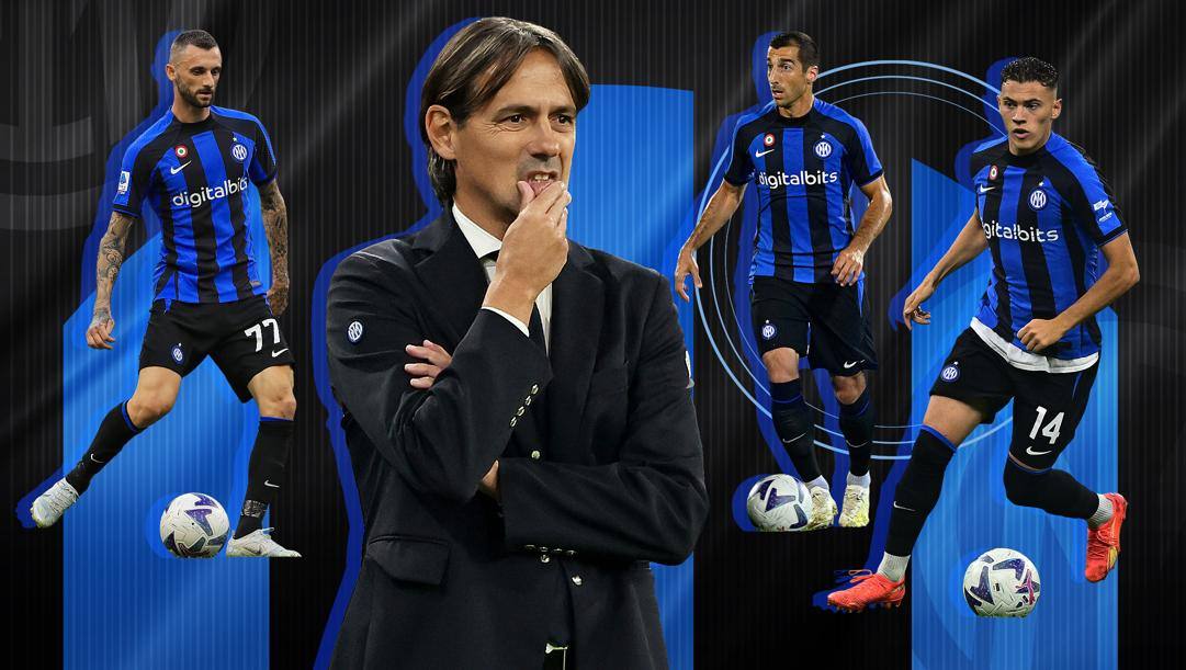 Simone Inzaghi, 46 anni, con i centrocampisti dell'Inter 