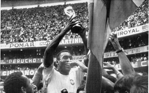 Pelé alza la coppa nel 1970. 
