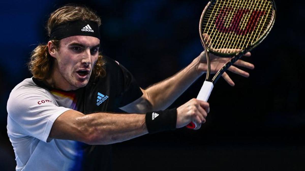 Tsitsipas trips Medvedev: he wins in the 3rd and eliminates him from the Finals
