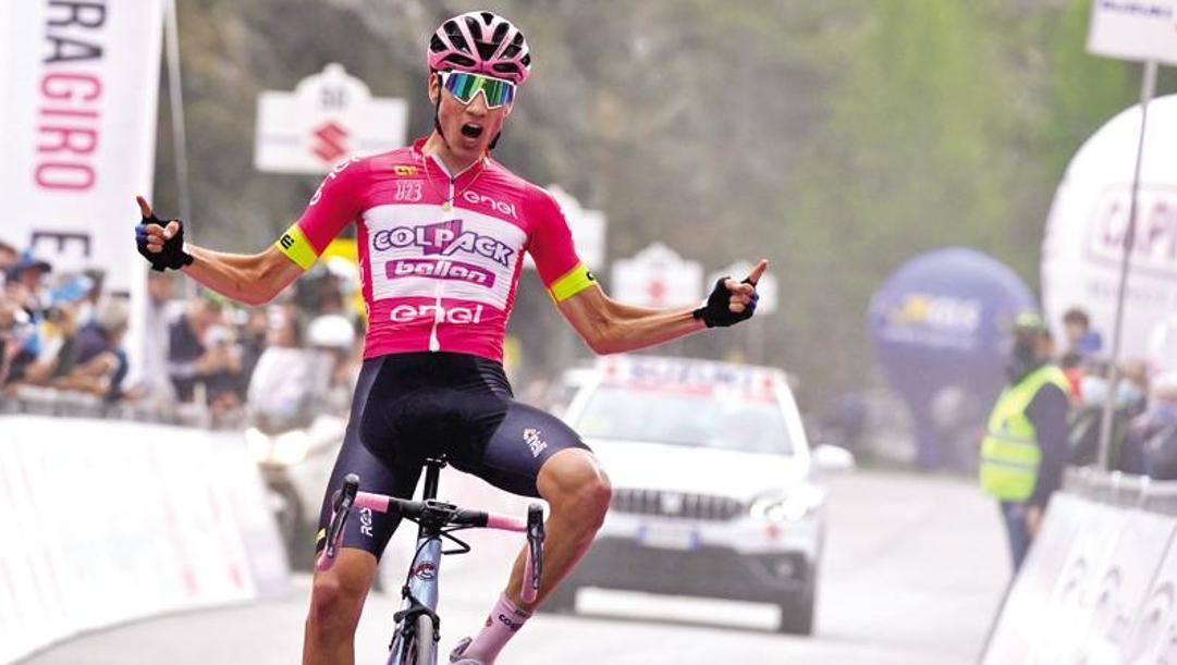 Juan Ayuso, 20 anni, nel successo di tappa a Lanzada Lago di Campo Moro al Giro Under 23 2021 