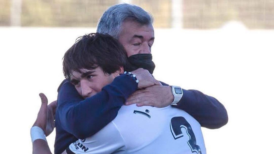 L'abbraccio tra Jesus Vazquez e Oscar Fernandez ai tempi del Valencia Mestalla 
