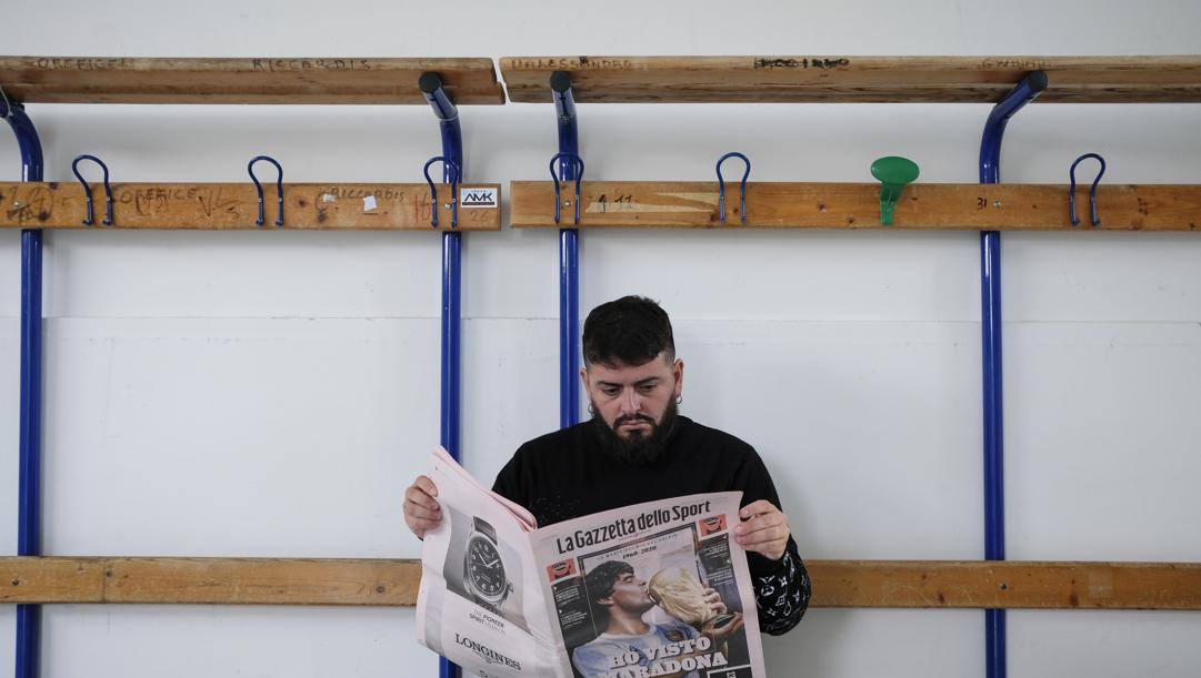 Diego Armando Maradona Junior, 36 anni, sfoglia la Gazzetta dello Sport FOTO PISCITELLI 