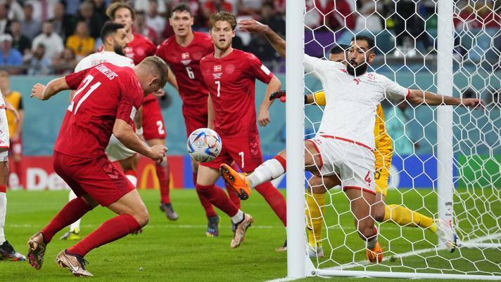 Una delle occasioni della Danimarca contro la Tunisia. Ap Una delle occasioni della Danimarca contro la Tunisia. Ap