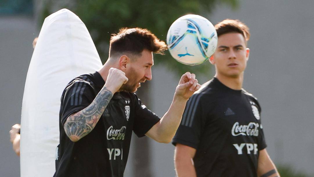 Lionel Messi e Paulo Dybala. EPA 