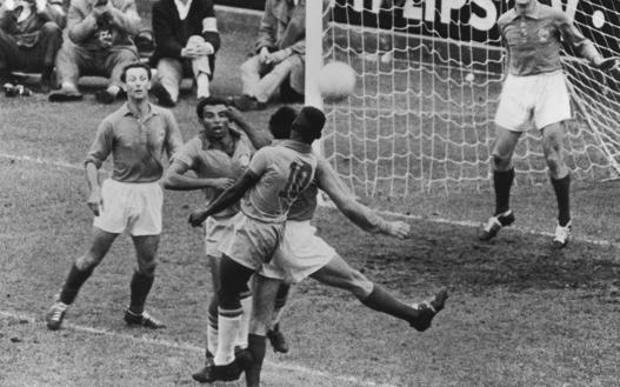 Un colpo di testa di Pele contro la Francia, nel 1958. Getty Images 