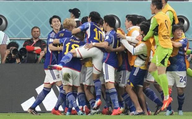 Il Giappone festeggia la storica vittoria (2-1) sulla Germania AP 