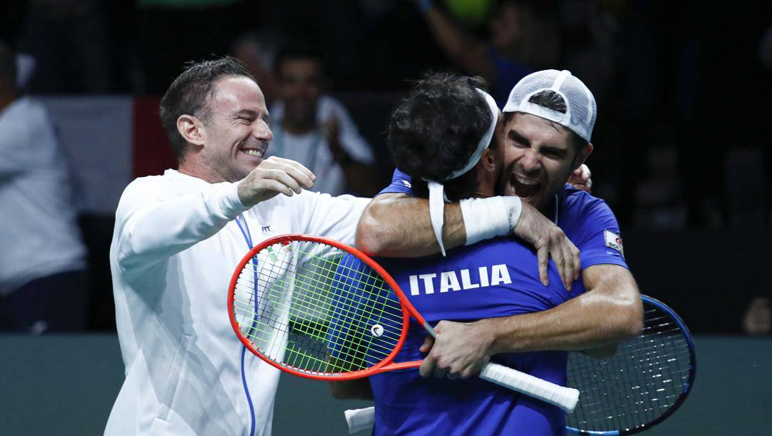 Filippo Volandri abbraccia Bolelli e Fognini dopo la vittoria nel doppio sugli Usa. Lapresse 