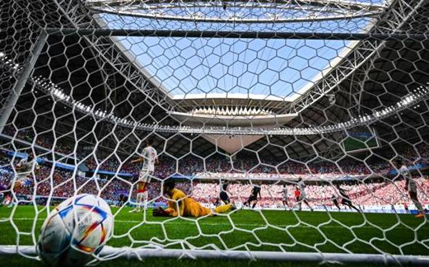 La palla in rete scagliata di testa da Duke. Ap La palla in rete scagliata di testa da Duke. Ap