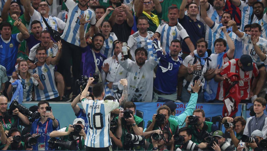 Messi esulta assieme ai tifosi  Getty Images 