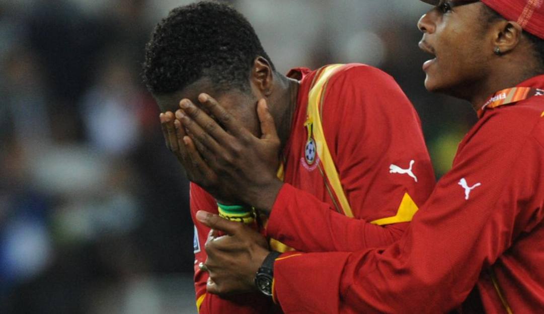 Asamoah Gyan dopo il rigore sbagliato al Mondiale 2010. Afp 