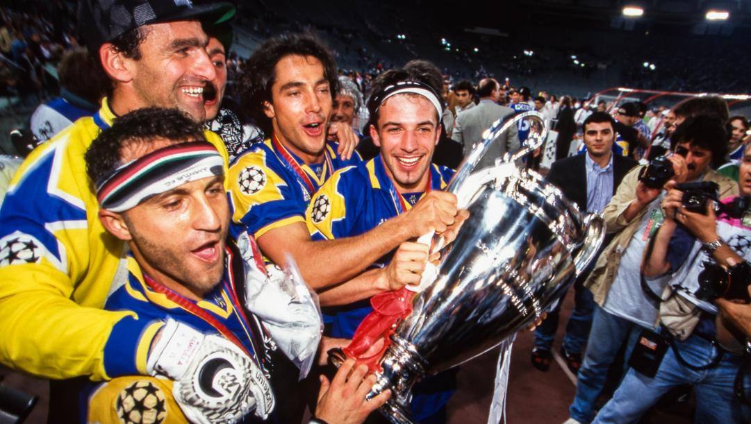 Rampulla e Del Piero esultano per la vittoria in Champions League il 22 maggio 1996. Getty Images 