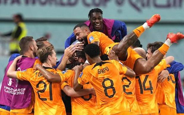 Festa oranje al gol di Depay. Ap Festa oranje al gol di Depay. Ap