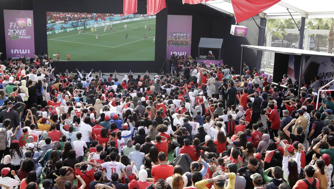 Tifosi marocchini davanti alla tv per seguire la nazionale. Ap 