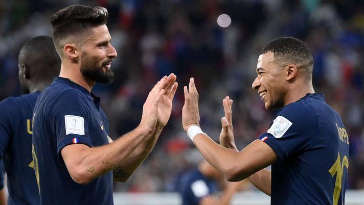Olivier Giroud, 36 anni, esulta con Kylian Mbappé, 23. Afp Olivier Giroud, 36 anni, esulta con Kylian Mbappé, 23. Afp