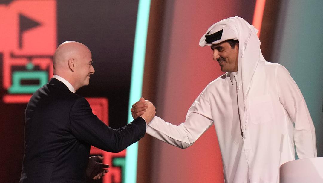 Il presidente della Fifa Gianni Infantino e l'emiro del Qatar Tamim bin Hamad Al Thani. Ap 