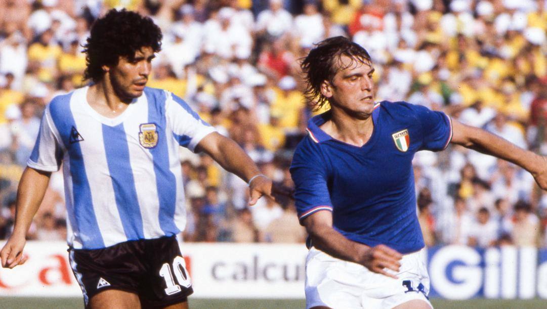 Diego Maradona contro Marco Tardelli a Barcellona al Mundial '82. Getty  
