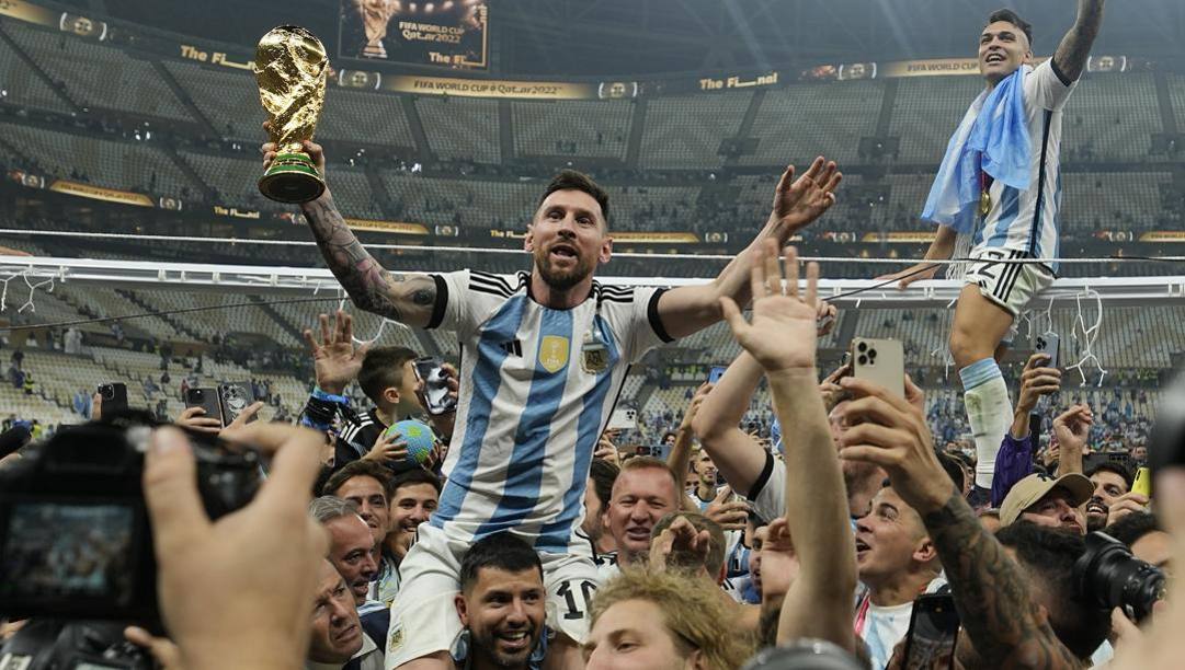 Leo Messi alza la Coppa del Mondo Getty Images 