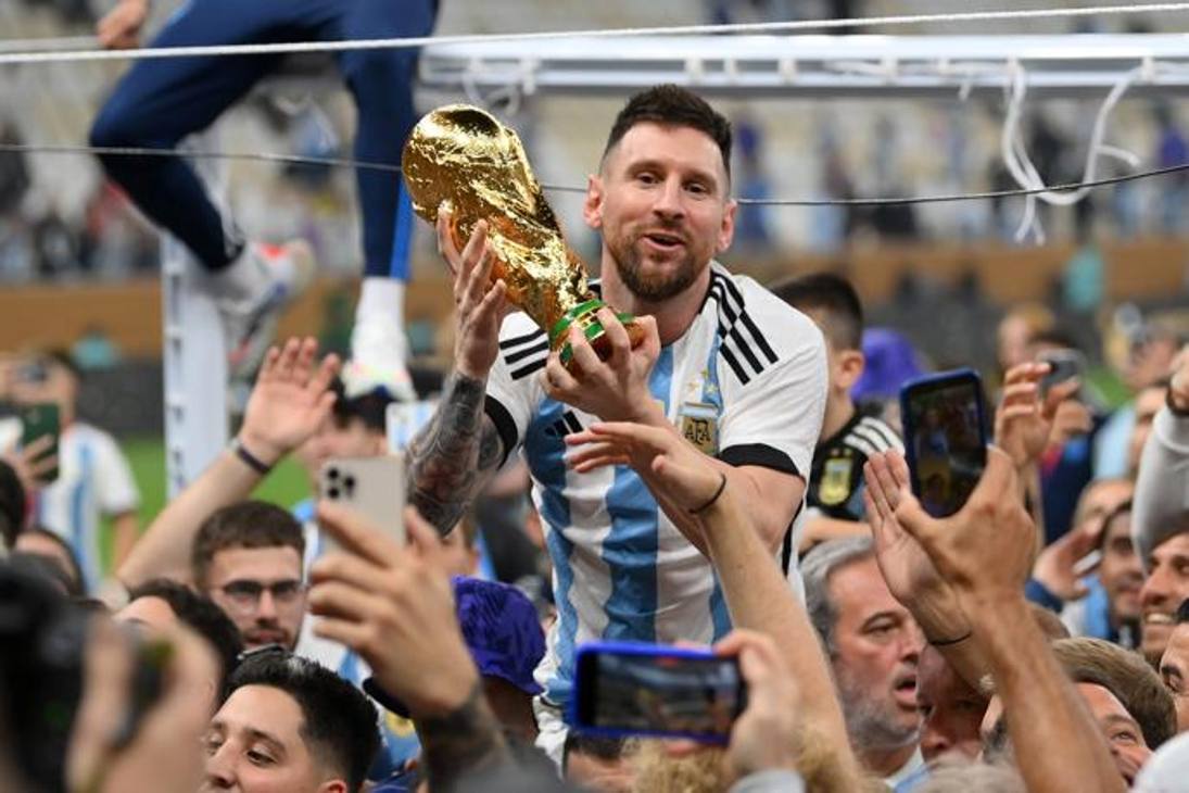  Lionel Messi portato in trionfo dai tifosi nello stadio Lusail al termine della premiazione. Getty   