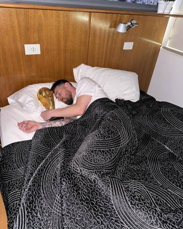  Leo Messi dorme assieme alla Coppa del Mondo, delicatamente adagiata sul cuscino  