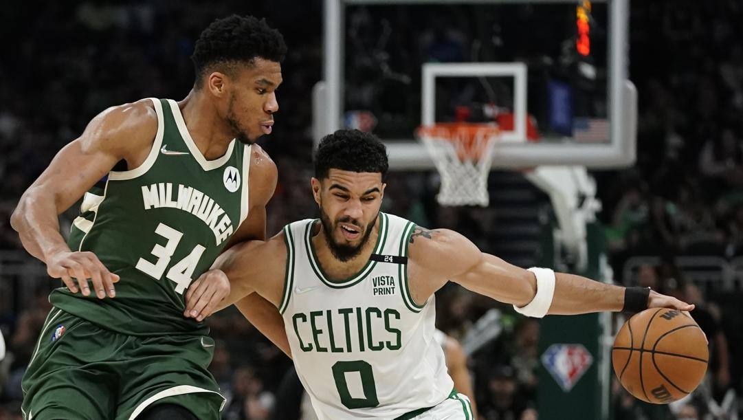 Duello tra due tra i migliori giocatori della stagione: Giannis Antetokounmpo (Milwaukee) e Jayson Tatum (Boston). Ap 