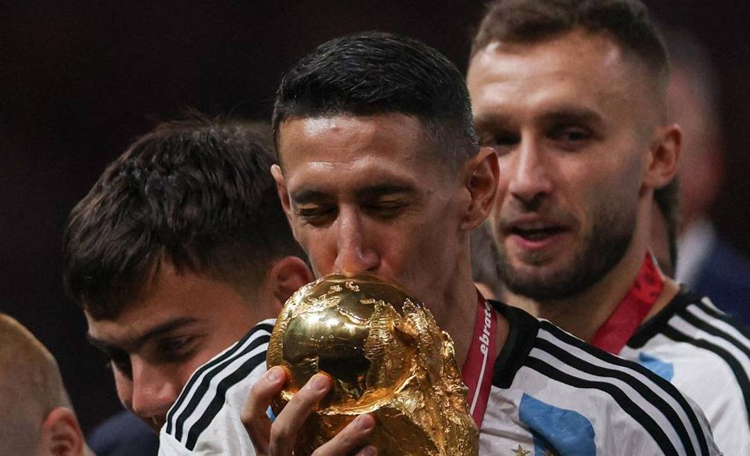 Angel Di Maria, 34 anni, bacia la Coppa del Mondo vinta con l'Argentina in Qatar AFP 
