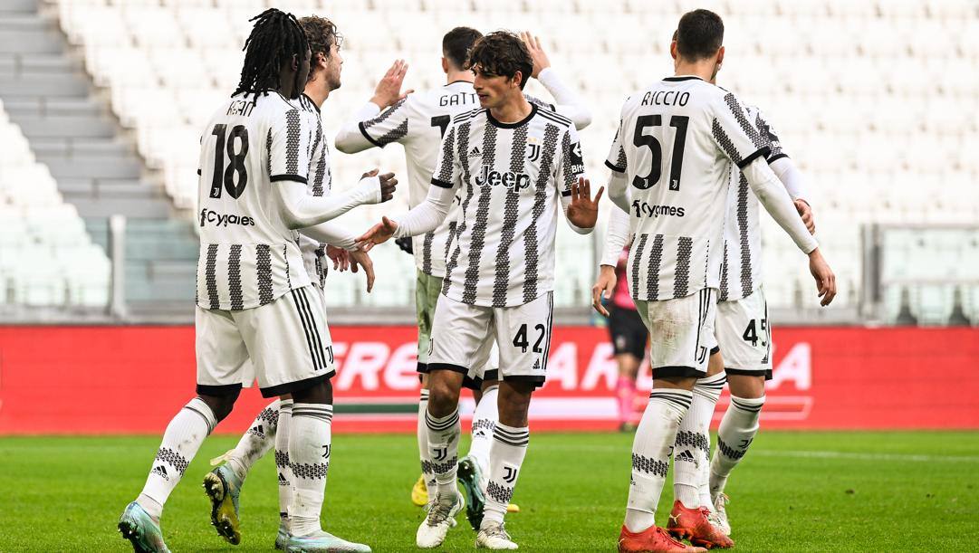Tommaso Barbieri si congratula con Moise Kean. Con loro si riconoscono Locatelli, Gatti e Riccio. Un gruppo di italiani per la giovane Juventus. Getty Images 