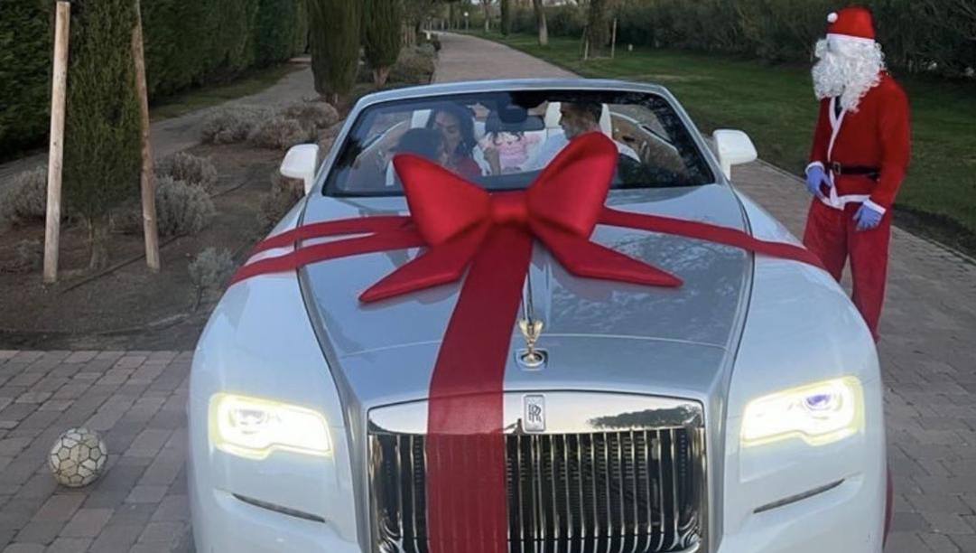 Il regalo di Georgina per Natale con tanto di fiocco: una Rolls-Royce Dawn con motore biturbo V12 da circa 600 cavalli  