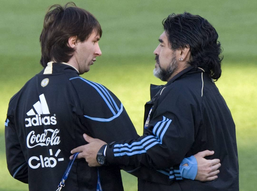 Messi e Maradona EPA 