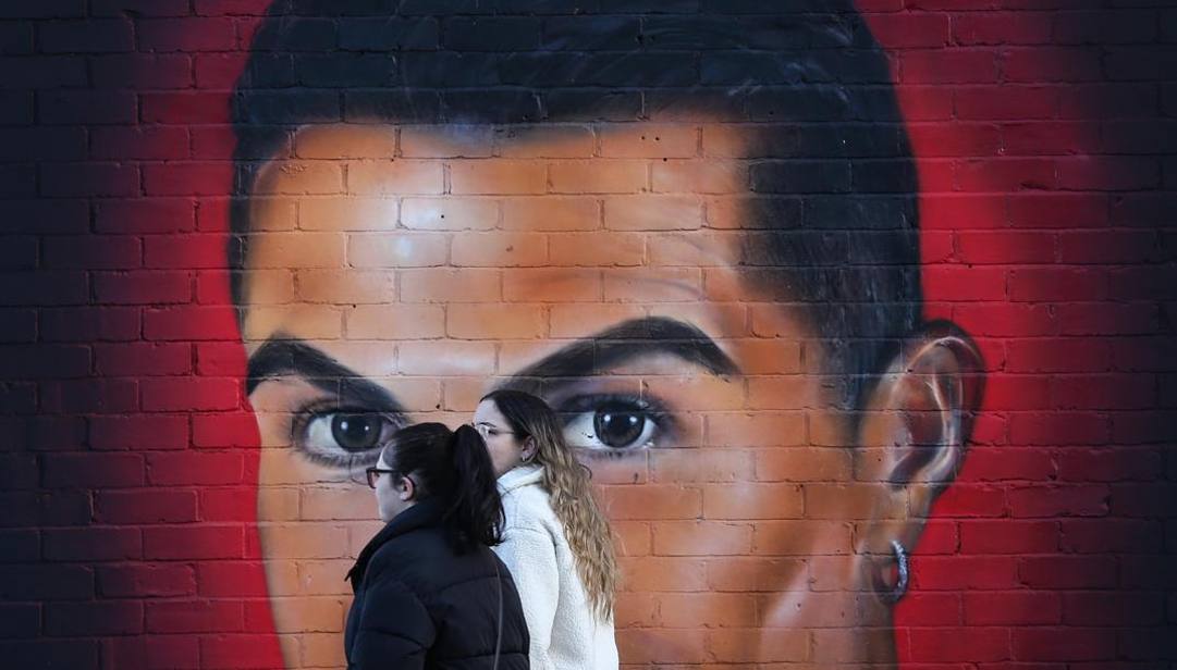 Il murales di CR7 vicino Old Trafford, lo stadio del Manchester United EPA 