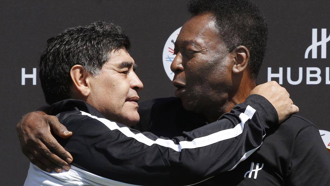 Diego Maradona e Pelé, abbraccio tra leggende 