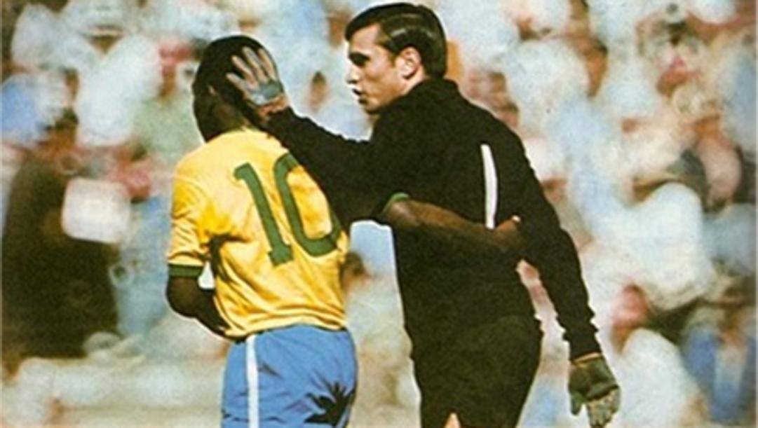 L'abbraccio alla fine della semifinale di Messico 1970  tra Brasile e Uruguay 3-1: Ladislao Mazurkiewicz, portiere di origine polacca   detto il Gato Negro per l'agilità e il colore della divisa, nonostante la sconfitta consola Pelè per l'errore sottoporta 