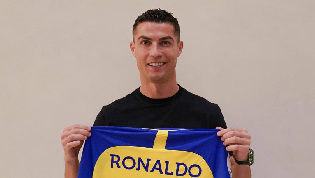 Cristiano Ronaldo, 37 anni, posa con la maglia del suo nuovo club: l'Al Nassr EPA 