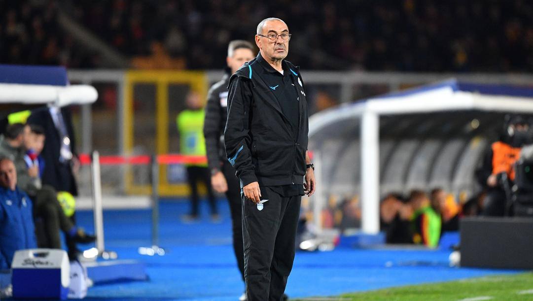 Maurizio Sarri perplesso durante la gara persa dalla Lazio mercoledì a Lecce 