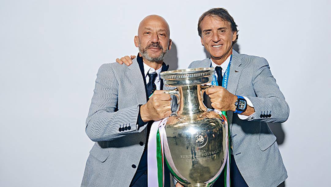 Vialli e Mancini con la coppa dell'Europeo vinto nell'estate 2021 a Wembley. Getty 