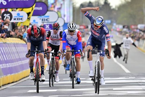 Giro delle Fiandre 2022: vittoria in volata dell&rsquo;olandese Mathieu Van der Poel. BETTINI 