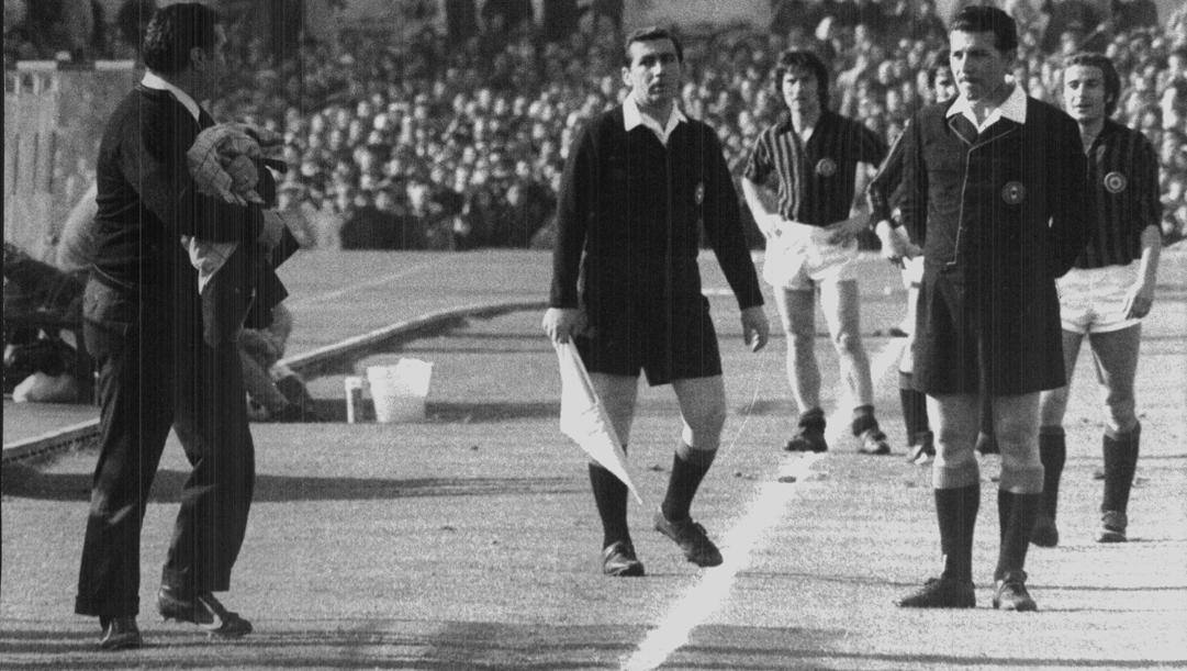 Aprile 1973: Lazio-Milan 2-1, l'arbitro Concetto Lo Bello (destra) espelle  Nereo Rocco (sinistra) 