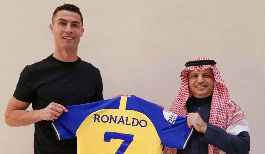 Cristiano Ronaldo e il presidente dell'Al Nassr, il suo nuovo club, Al-Muammar  