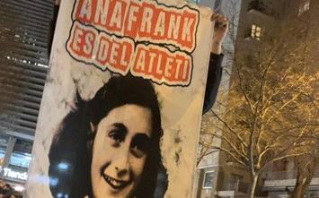 La lunga storia dietro gli adesivi di Anna Frank con la maglia della Roma