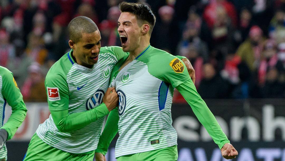 Josip Brekalo festeggiato dal compagno Daniel Didavi al Wolfsburg. Getty 