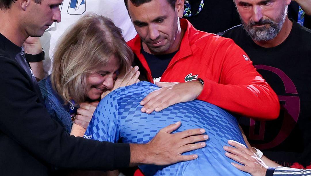 Novak Djokovic con la madre. AP 