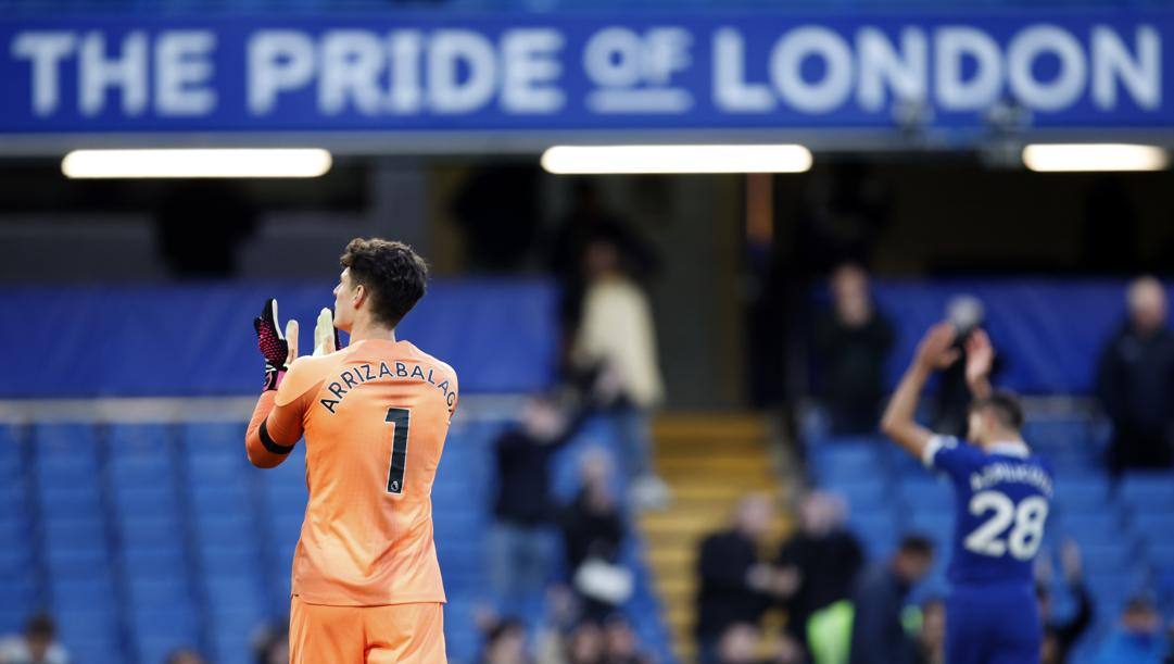 L'applauso di Arrizabalaga a Stamford Bridge. Ap  