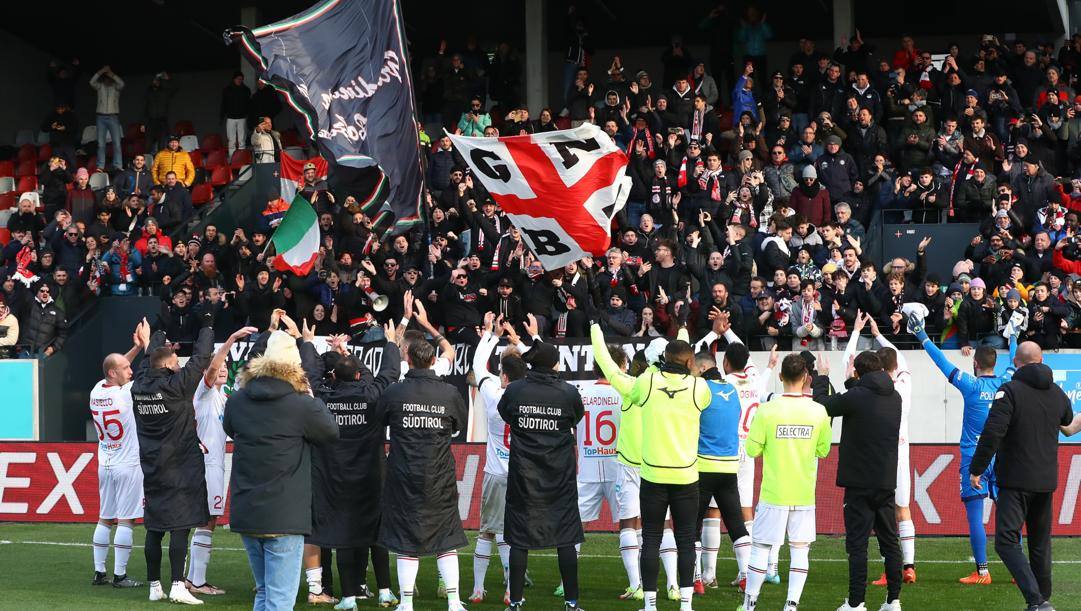 Il Südtirol festeggia con i propri tifosi il successo sulla Reggina LAPRESSE 